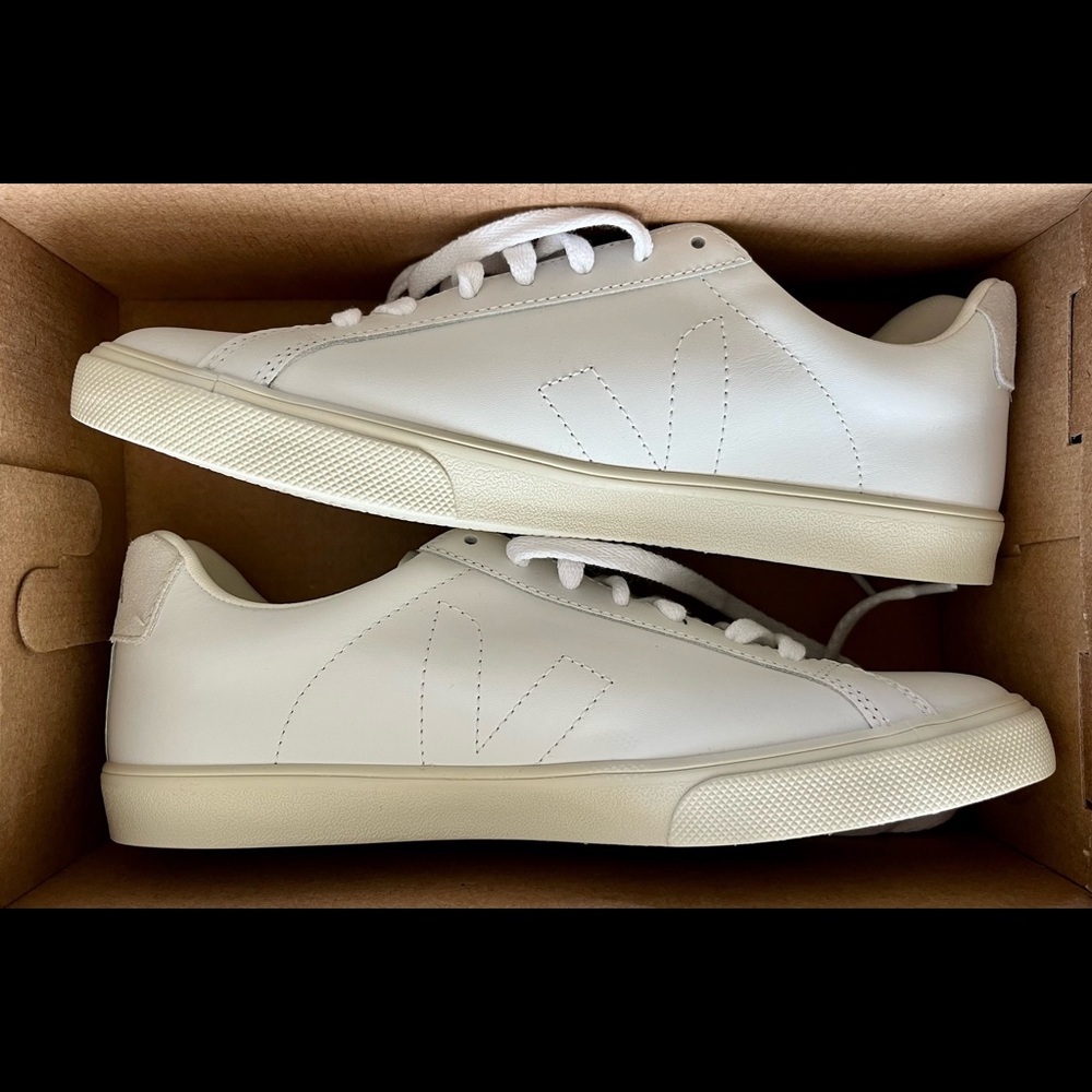 NWOT Veja Esplar Sneakers size 9